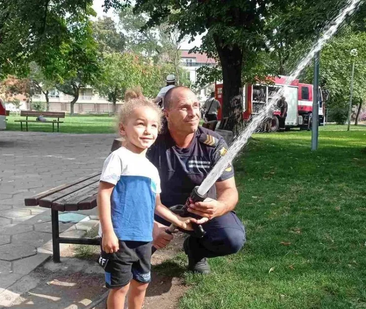 Огнеборци зарадваха малки и големи в Пловдив СНИМКИ
