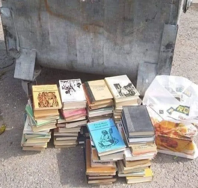 Варненец спасява книги от кофата за боклук: „Аз ще ги съхраня за идните поколения!"