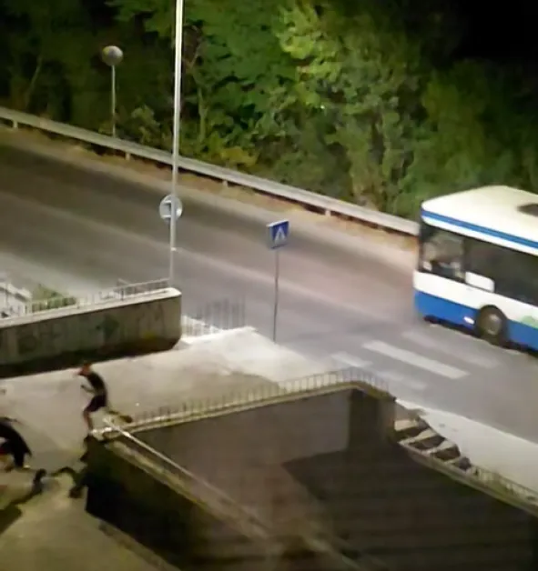 Голяма забава! Младежи замерят автобус с камъни във Варна ВИДЕО