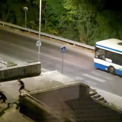 Голяма забава! Младежи замерят автобус с камъни във Варна ВИДЕО