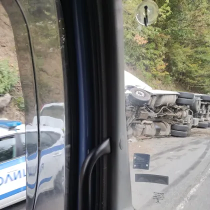 Камион се обърна странично на Ришки проход За това сигнализираха