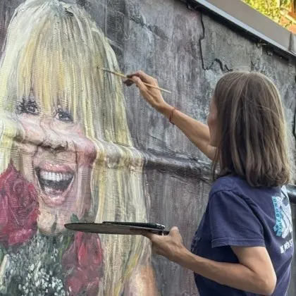 Портрети на примата на българската музика Лили Иванова се появиха