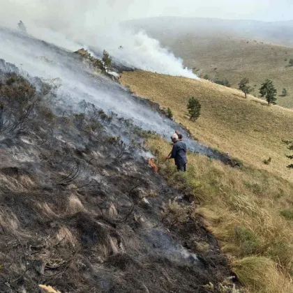 Горският пожар в Природен парк Рилски манастир се разраства Площта