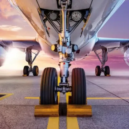 Общо 142 ма пътници и членове на екипажа са били евакуирани чрез аварийни