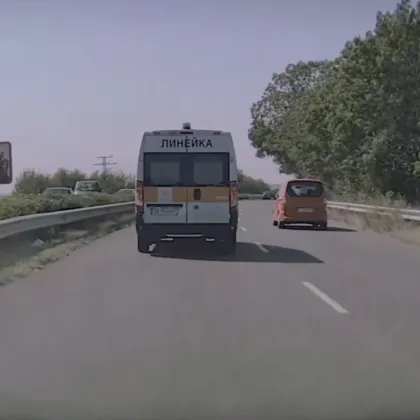 Шофьор отне предимството на линейка, за да изпревари... ВИДЕО