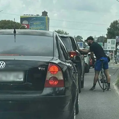 Агресия на пътя този път от колоездач към шофьор За