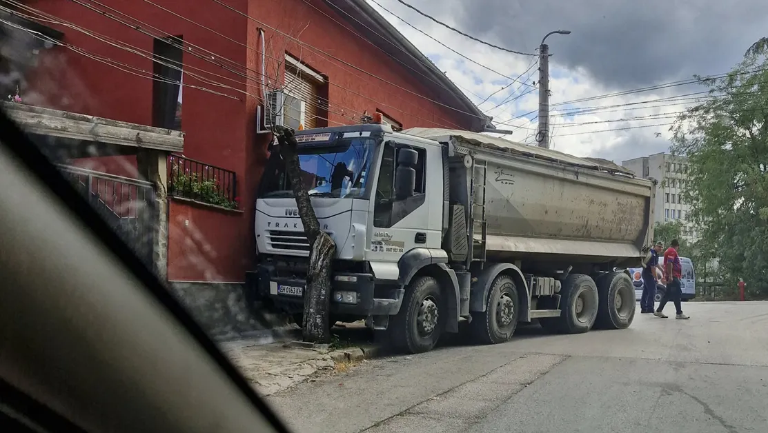 Самосвал се качи на тротоар и се заби в дърво в Ловеч