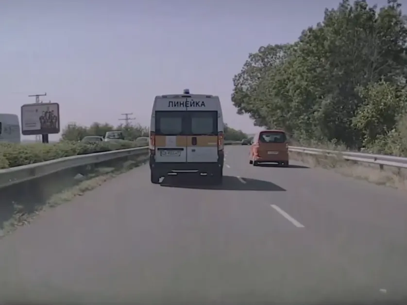 Шофьор отне предимството на линейка, за да изпревари... ВИДЕО