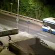 Голяма забава! Младежи замерят автобус с камъни във Варна ВИДЕО