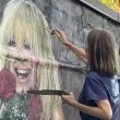 Коя е жената, нарисувала красивия портрет на Лили Иванова в София?