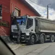 Самосвал се качи на тротоар и се заби в дърво в Ловеч