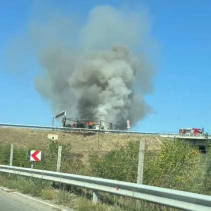 Камион е избухнал в пламъци на автомагистрала Струма Гъсти пушеци