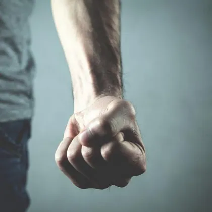 Един човек е задържан а друг е в болница след