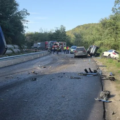 Двама души загинаха а жена беше ранена при тежка катастрофа