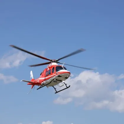 Медицински хеликоптер транспортира пострадал при битов инцидент 63 годишен мъж от