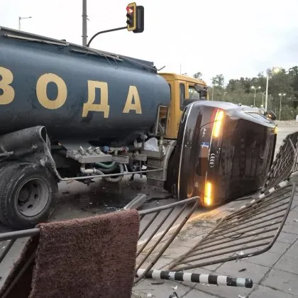 Нов сблъсък между кола и цистерна в София! СНИМКИ
