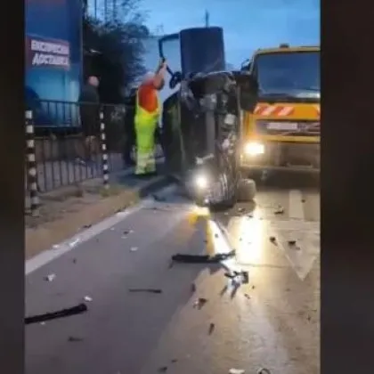 Отново катастрофа между автомобил и цистерна миеща улиците в София Инцидентът