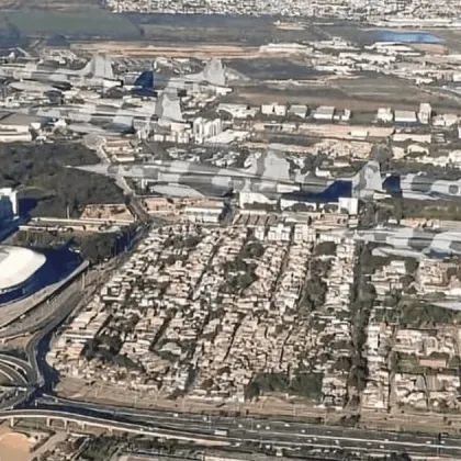 Интернет потребител публикува снимка с бойни самолети в небето над