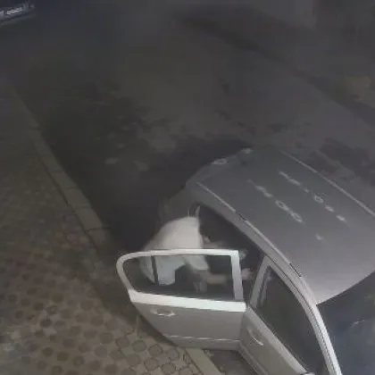 Подозрително! Заснеха мъж да тършува с фенер в паркирана кола ВИДЕО