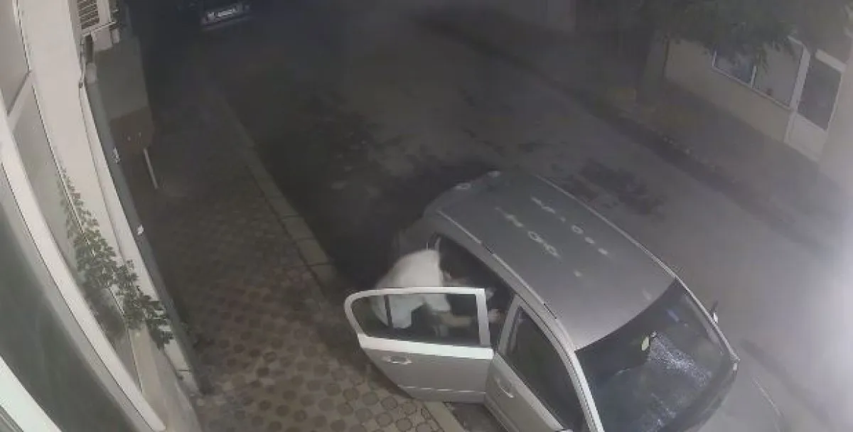 Подозрително! Заснеха мъж да тършува с фенер в паркирана кола ВИДЕО