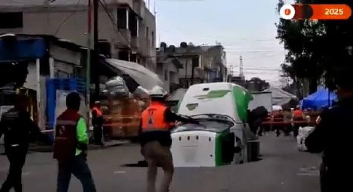Камион пропадна в огромна дупка на пътя ВИДЕО
