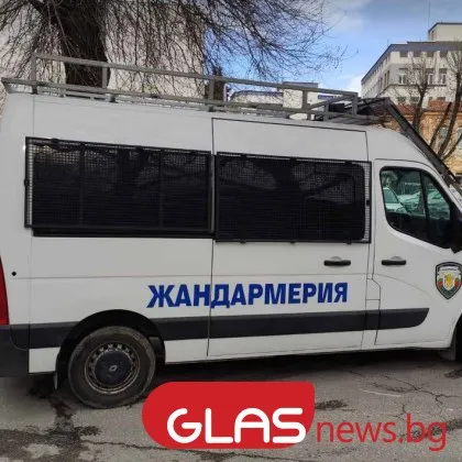 Екшън в Пазарджик: Мъж вилня в блок, заплаши съсед със смърт