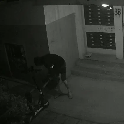 Жена предупреди за крадец на тротинетки във Варна Охранителна видеокамера е