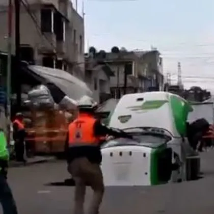 Камион пропадна в огромна дупка на пътя ВИДЕО
