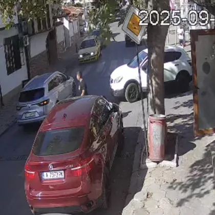 Шофьор и шофьорка в напрежение на пътя! Мрежата скочи на мъжа ВИДЕО