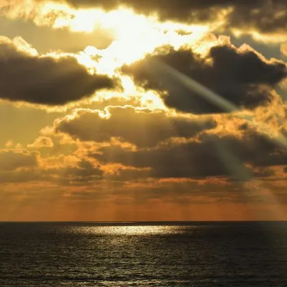 В продължение на десетилетия медицинските съвети бяха категорични по малко слънце