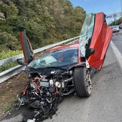 Това ли е водачът, помел с Ламборгини две коли и пратил петима в болница? СНИМКИ