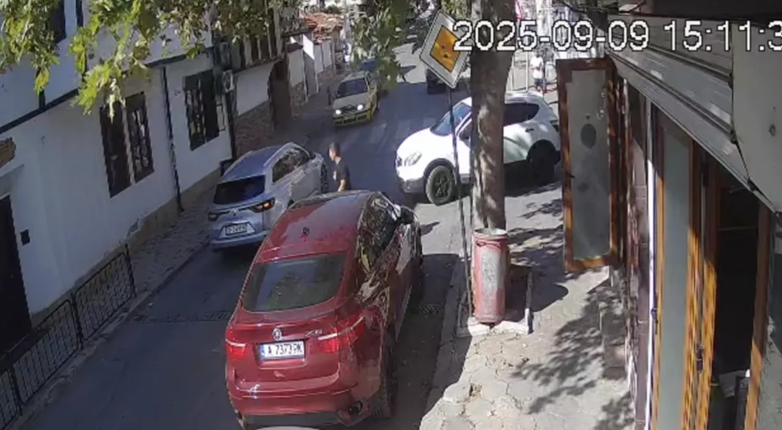 Шофьор и шофьорка в напрежение на пътя! Мрежата скочи на мъжа ВИДЕО