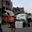 Камион пропадна в огромна дупка на пътя ВИДЕО