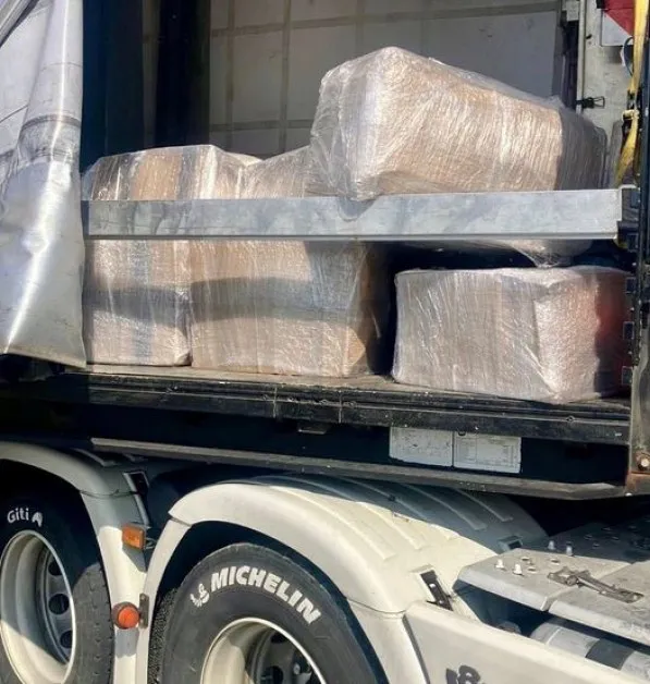 Удар за милиони! Откриха над 700 кг марихуана, натъпкана в камион СНИМКИ