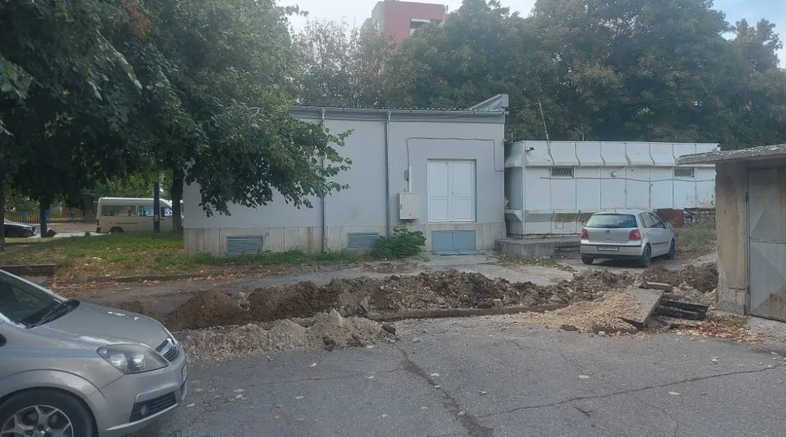 Капан! Изкоп блокира десетки коли в Пазарджик СНИМКИ