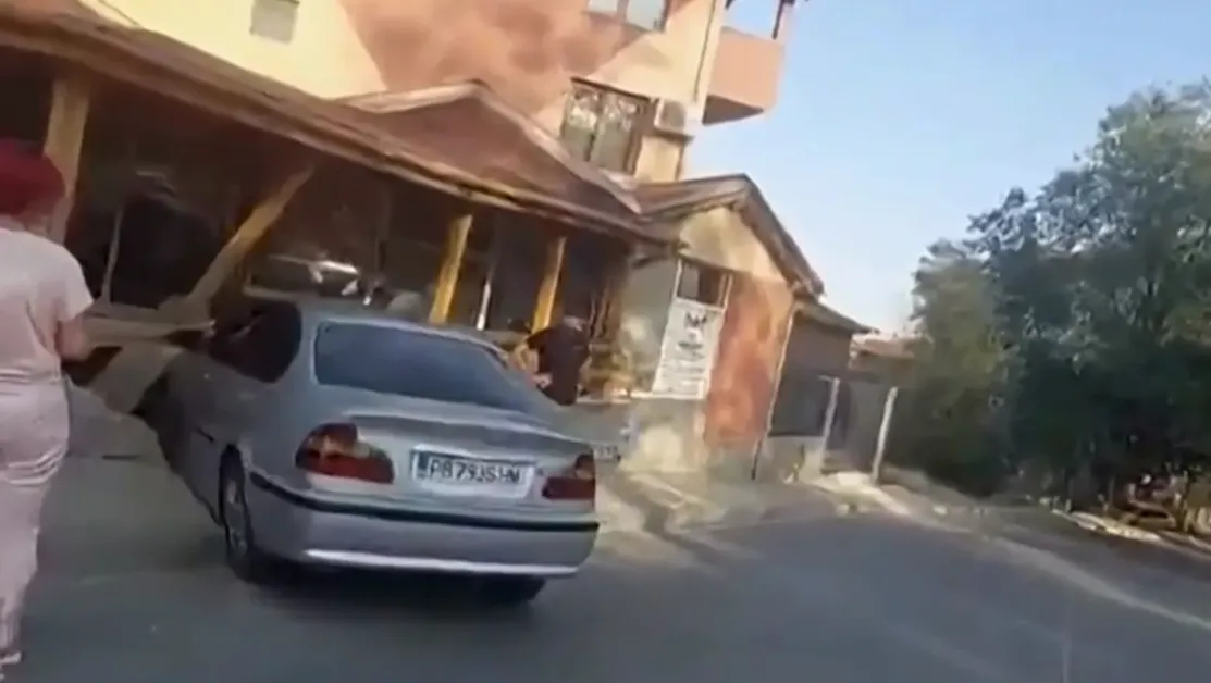 Кола се вряза в заведение в Асеновград