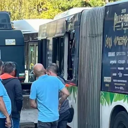 Багер счупи стъклата на автобус в София СНИМКА