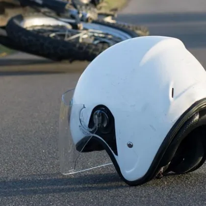 Мотоциклетист е с опасност за живота след тежка катастрофа на пътя