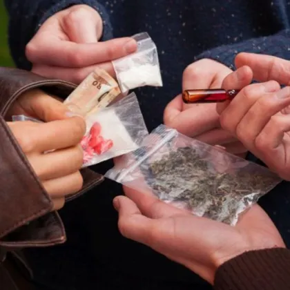 Трима са заловени да притежават дрога през изминалото денонощие в