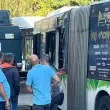 Багер счупи стъклата на автобус в София СНИМКА