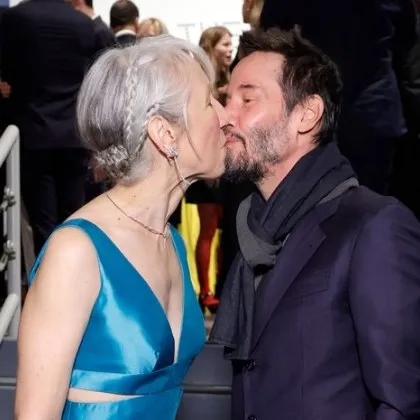 61 годишният канадски актьор Киану Рийвс и 52 годишната художничка Александра Грант