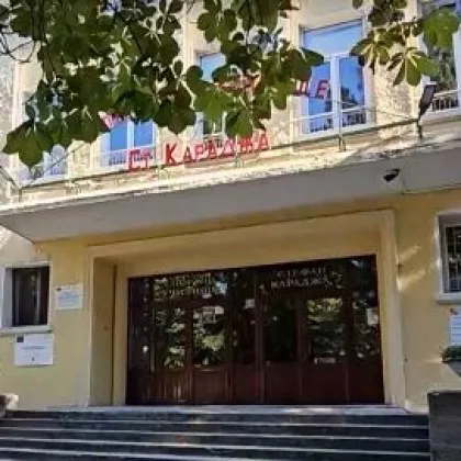 Майката на задържаното за стрелба в училище дете се е