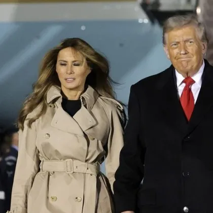 Гигантският самолет Air Force One превозващ Доналд Тръмп до Обединеното