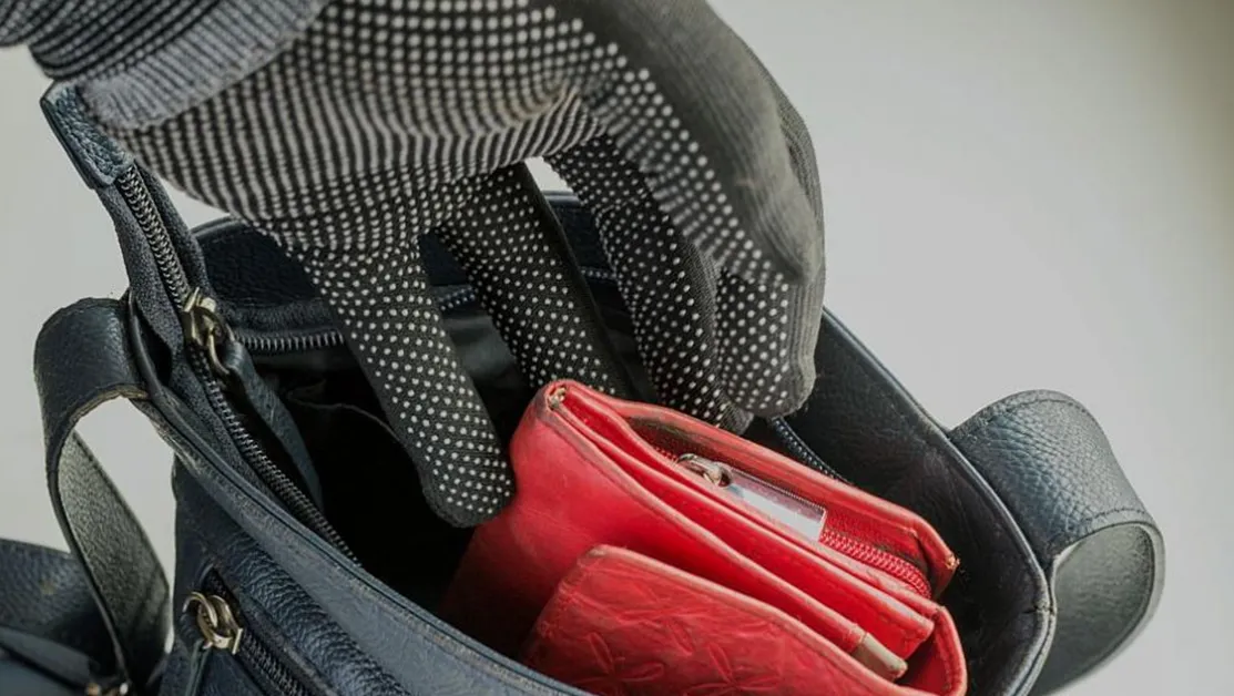 Опит за кражба в автобус в София: Жена твърди, че мъж "опипва" чантите на пътници