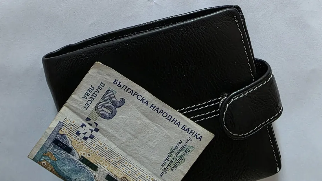 Пример за доброта: Жена намери портфейл на ученик и го върна с куриер СНИМКА