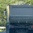 Опасност на пътя: Камиони превозват чакъл без покривала СНИМКА