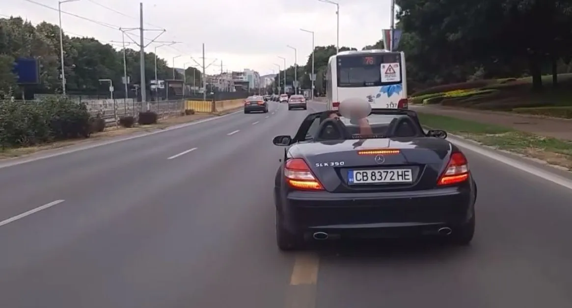 Черен кабриолет наби спирачки пред рейс, последва среден пръст