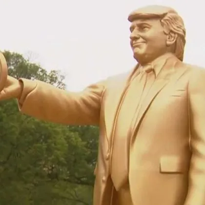 3 7 метрова златна статуя на президента на САЩ Доналд Тръмп е