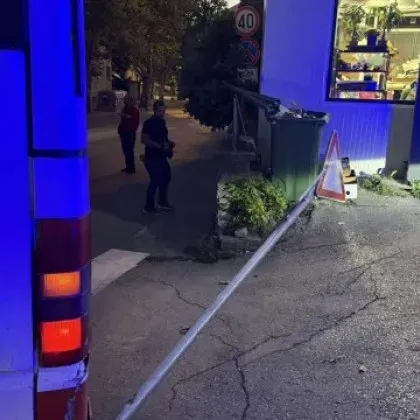 Инцидент във Велико Търново Автобус е ударил пътен знак който