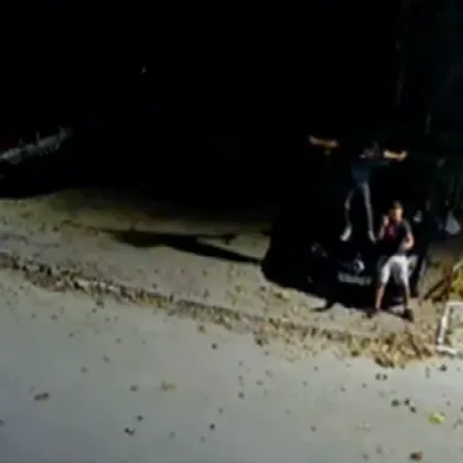 Младежи потрошиха паркиран автомобил в Пловдив и после се снимаха